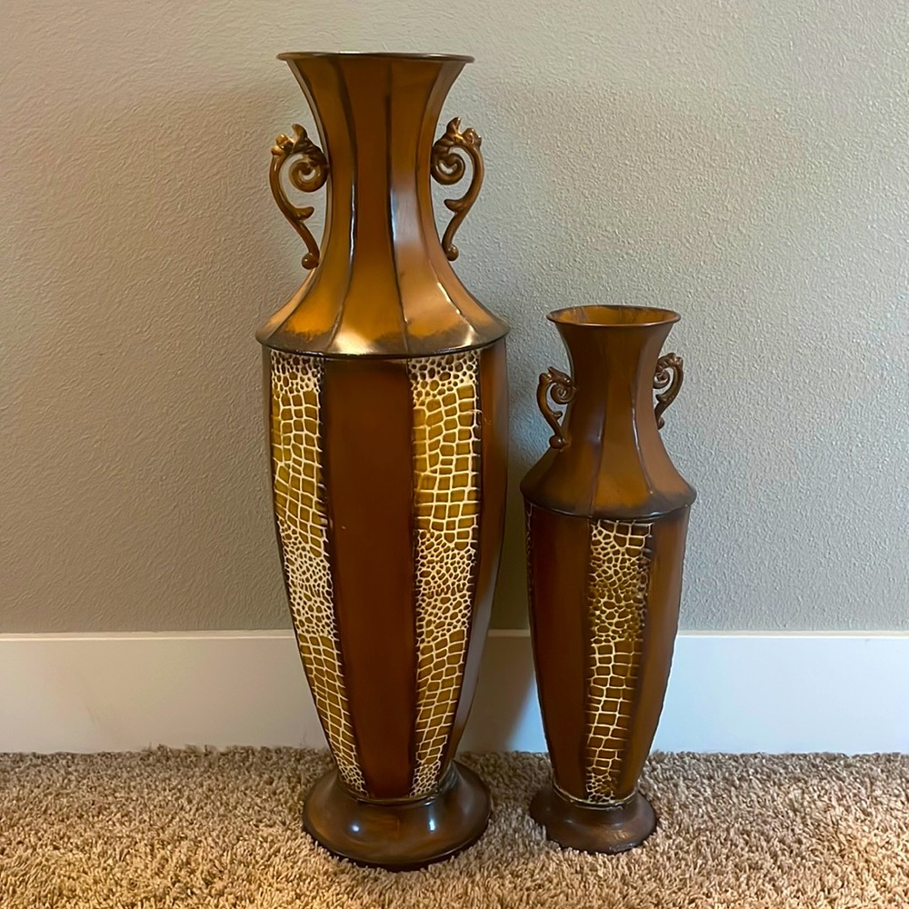 Large and extra large metal vases. Brown with giraffe spotted print design.